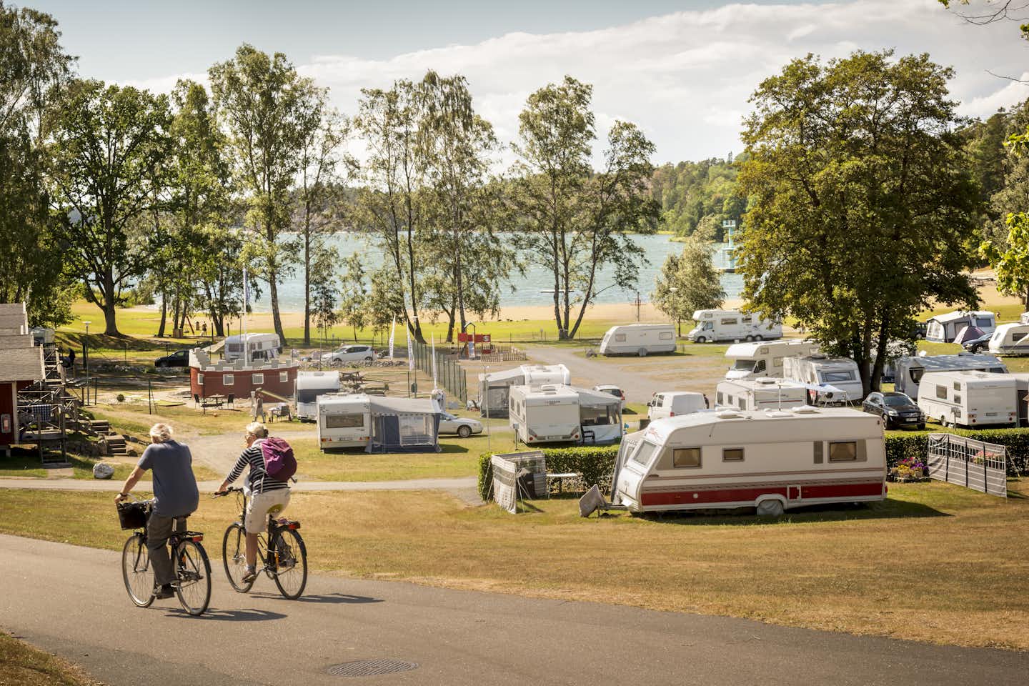 Nordic Camping Nickstabadet - Direkter Zugang zum Strand aus den Wohnwagenstellplätzen auf dem Campingplatz