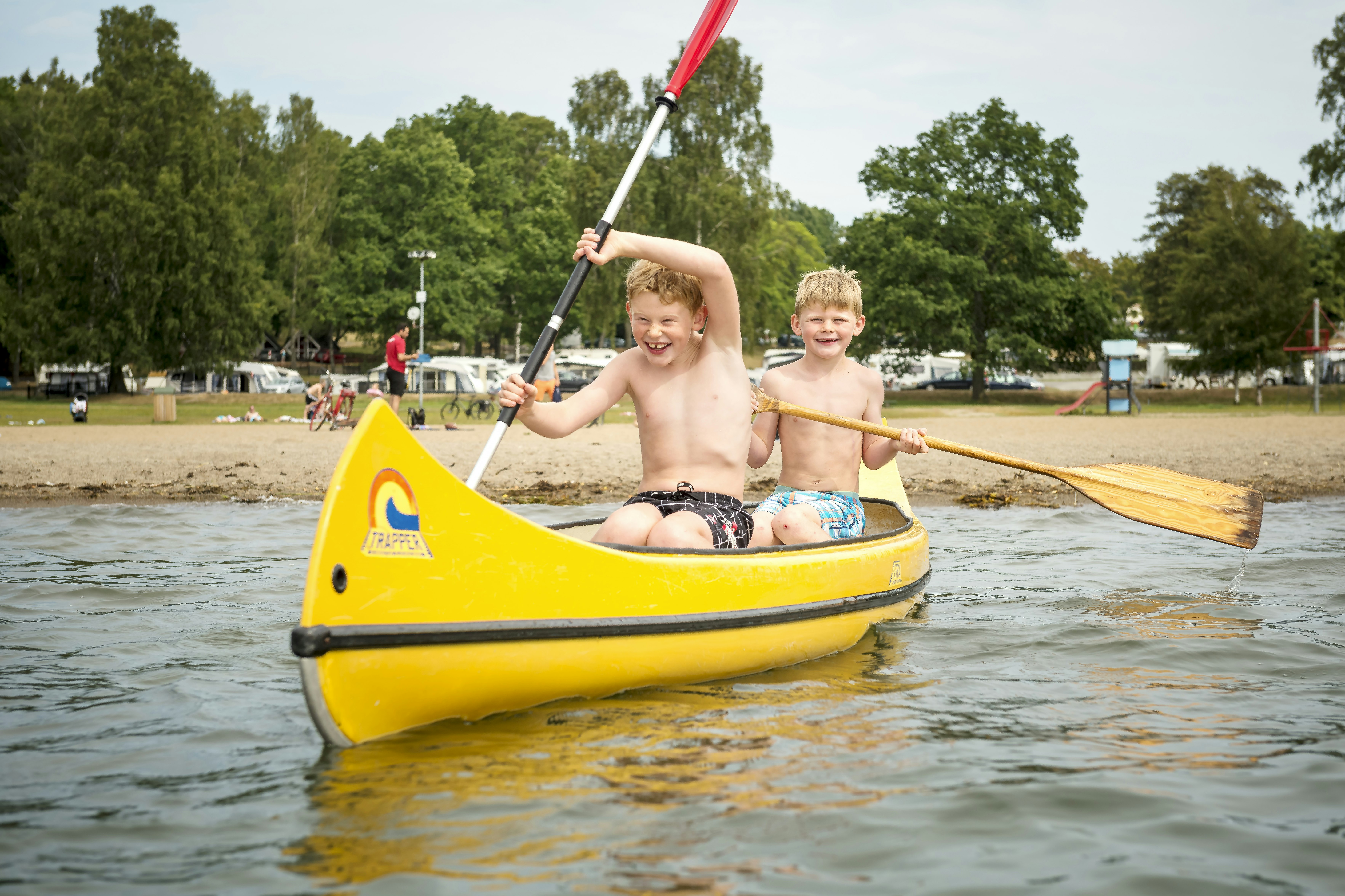 Nordic Camping Nickstabadet - Kinder fahren Kajak am Meer in der Nähe vom Campingpaltz
