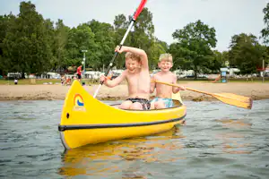 Nordic Camping Nickstabadet - Kinder fahren Kajak am Meer in der Nähe vom Campingpaltz