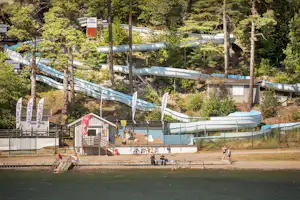 Nordic Camping Nickstabadet Wasserrutsche vom Campingplatz zwischen Bäumen