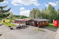 First Camp Frösön - Östersund  Nordic Camping & Stugby Frösö - Blick auf das Hauptgebäude mit Kiosk und Rezeption