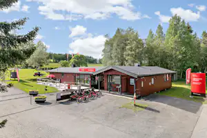 First Camp Frösön - Östersund Nordic Camping & Stugby Frösö - Blick auf das Hauptgebäude mit Kiosk und Rezeption