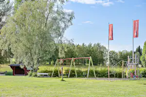 First Camp Frösön - Östersund Nordic Camping & Stugby Frösö - Kinderspielplatz mit Klettergerüst und Schaukeln