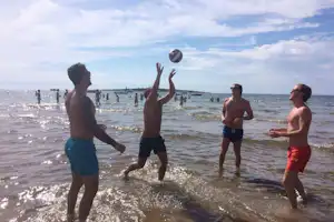 Nordic Camping Tylösand - spielende Gäste auf dem Strand auf dem Campingplatz