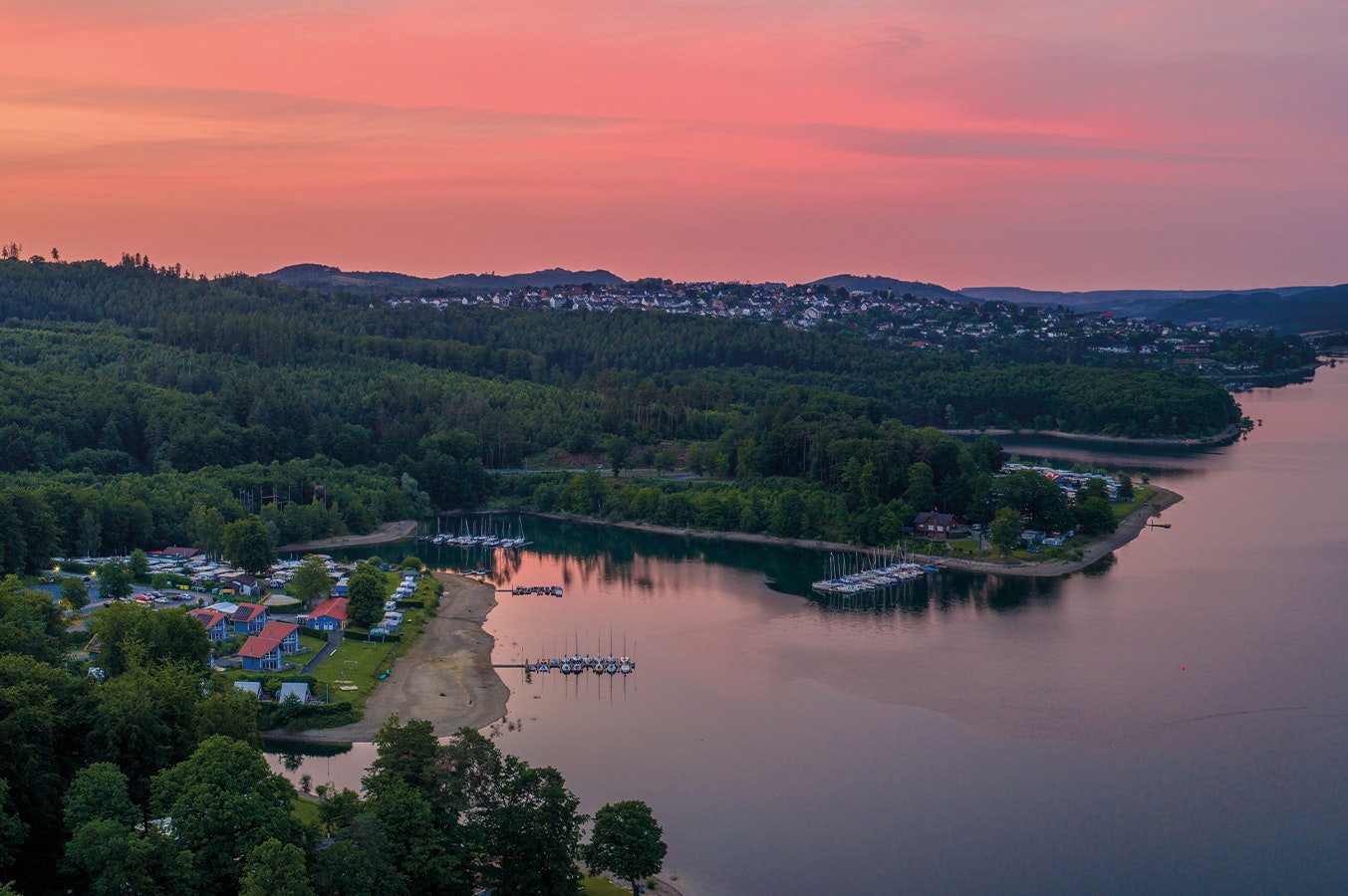 Nordic-Ferienpark Sorpesee  - Luftaufnahme des Campingplatzes  am Wasser bei Sonnenuntergang