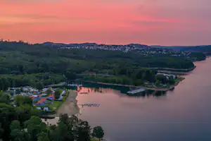 Nordic-Ferienpark Sorpesee - Luftaufnahme des Campingplatzes am Wasser bei Sonnenuntergang
