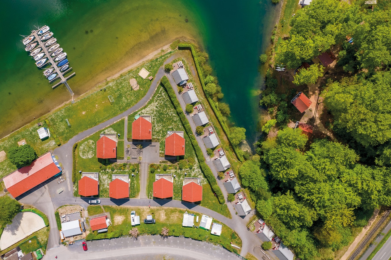 Nordic-Ferienpark Sorpesee  - Luftaufnahme des Campingplatzes am Wasser