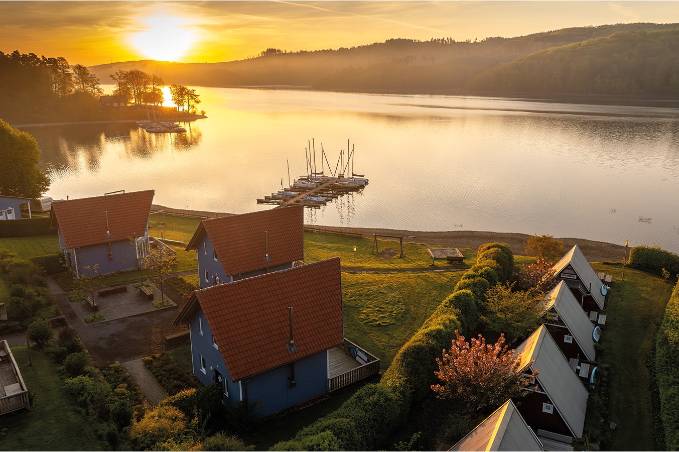 Nordic-Ferienpark Sorpesee - Blick auf den Campingplatz am Ufer des Sees bei Sonnenuntergang