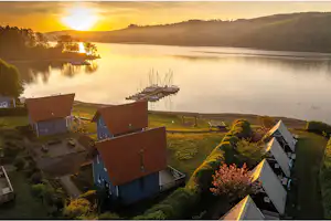 Nordic-Ferienpark Sorpesee - Blick auf den Campingplatz am Ufer des Sees bei Sonnenuntergang