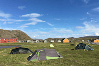 Nordkapp Camping  -  Zeltplatz vom Campingplatz im Grünen,  Mobilheime im Hintergrund
