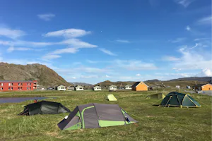 Nordkapp Camping - Zeltplatz vom Campingplatz im Grünen, Mobilheime im Hintergrund