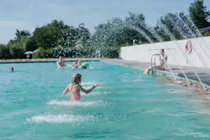 Nordseecamping Zum Seehund - Gäste im Pool des Campingplatzes