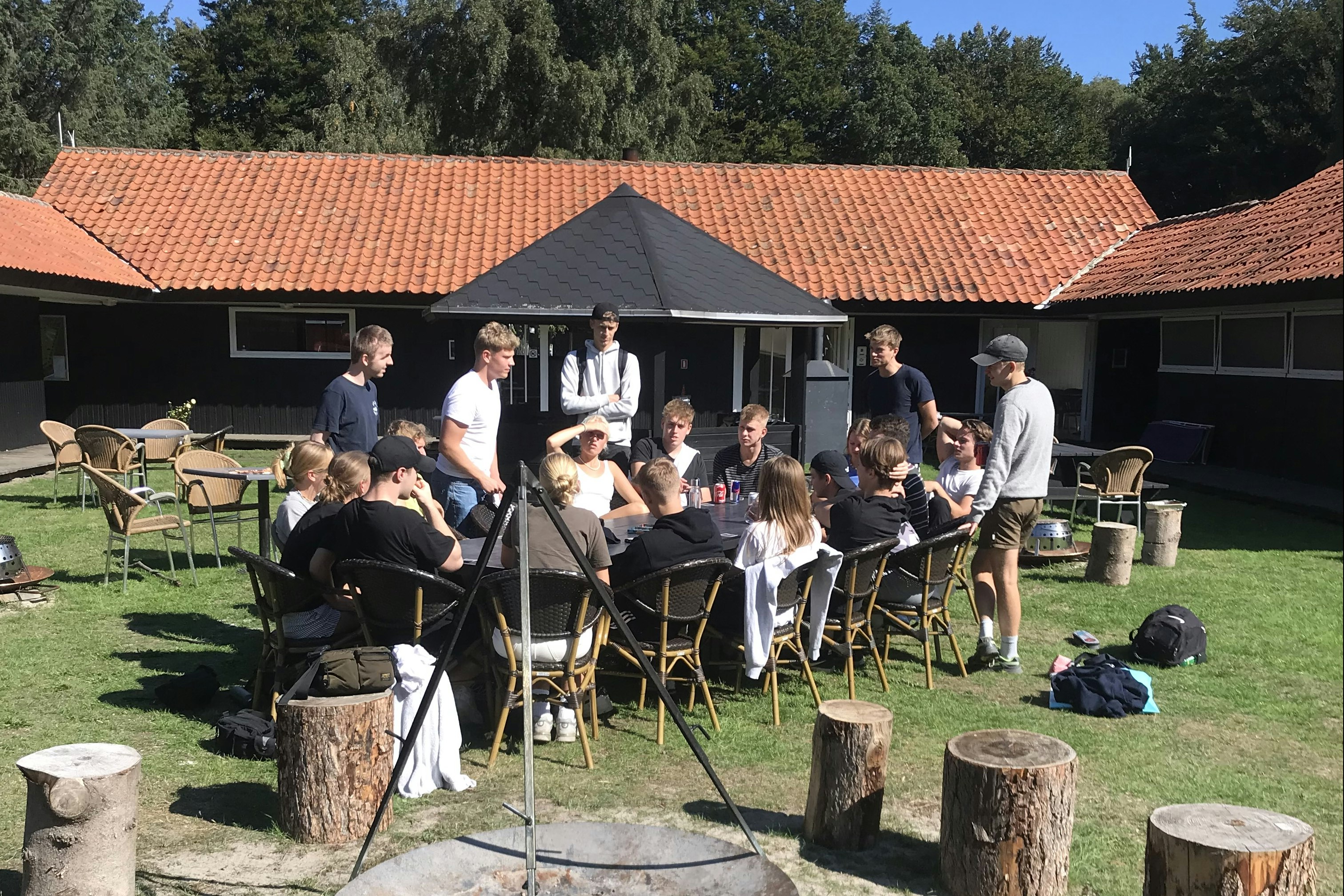 Nordskoven Strand Camping - Gäste beim gemeinsamen Zusammensitzen im Grünen