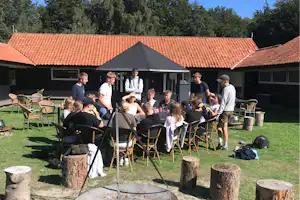 Nordskoven Strand Camping - Gäste beim gemeinsamen Zusammensitzen im Grünen