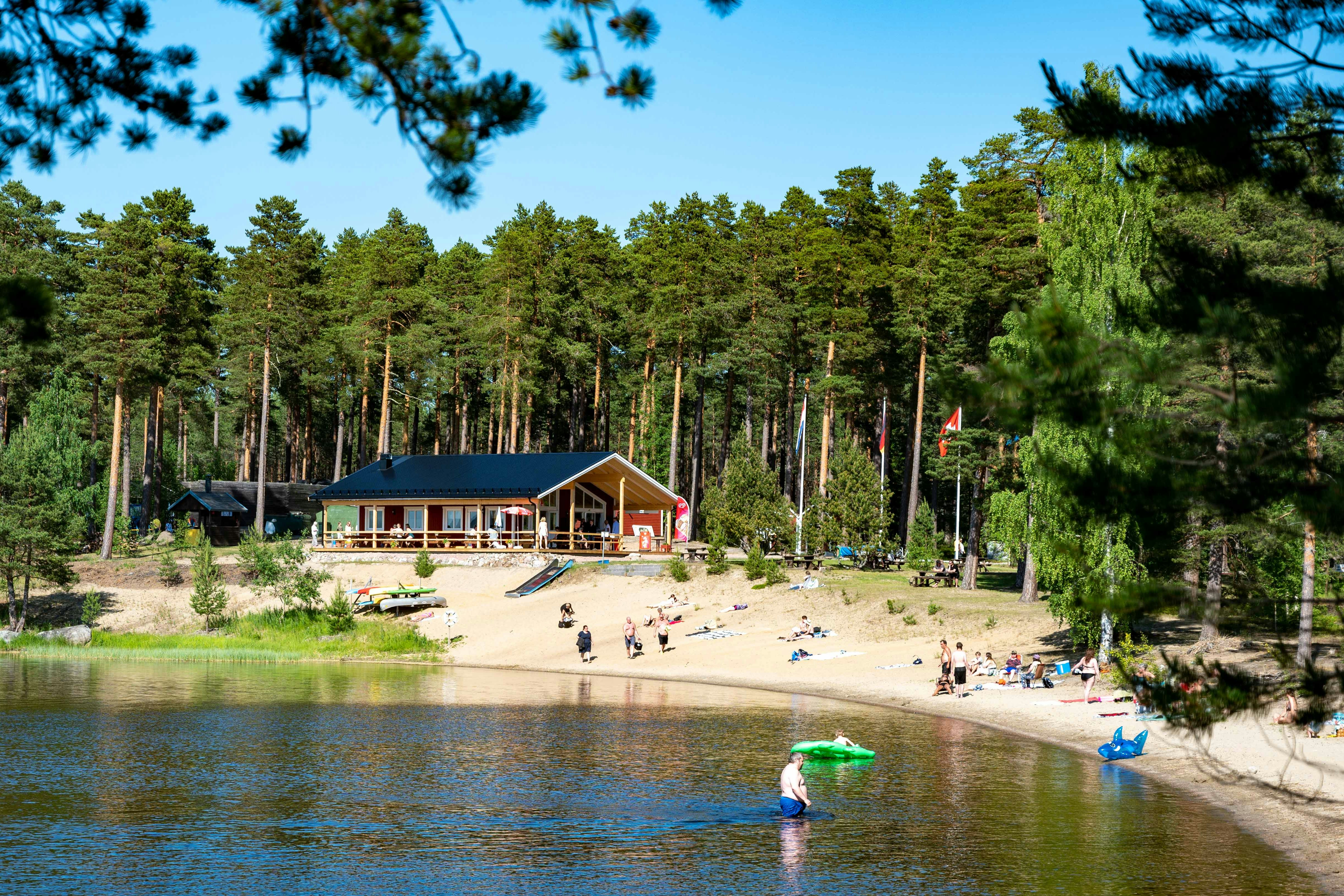 Norra Dellen Familjecamping - Hauptgebäude und Badestrand am Campingplatz