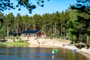 Norra Dellen Familjecamping - Hauptgebäude und Badestrand am Campingplatz