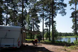 Norra Dellen Familjecamping - Standplätze zwischen den Bäumen auf dem Campingplatz
