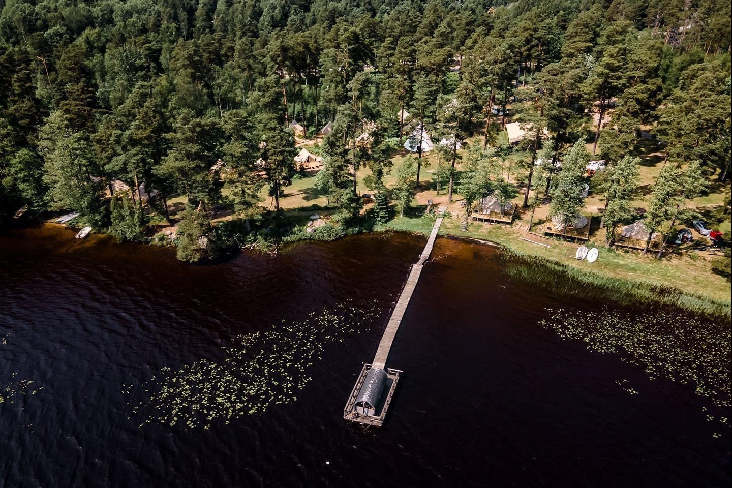 Norraryds Camping - Luftaufnahme des Campingplatzes am Wasser