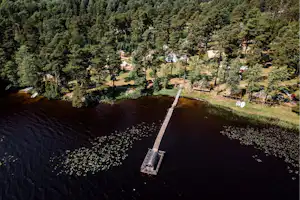 Norraryds Camping - Luftaufnahme des Campingplatzes am Wasser