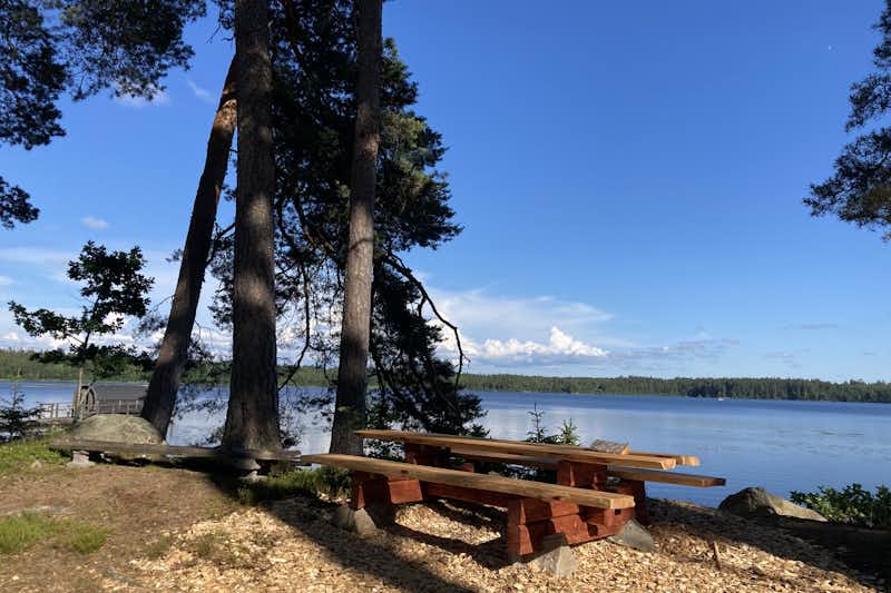 Norraryds Camping - Picknicktisch mit Blick auf das Wasser