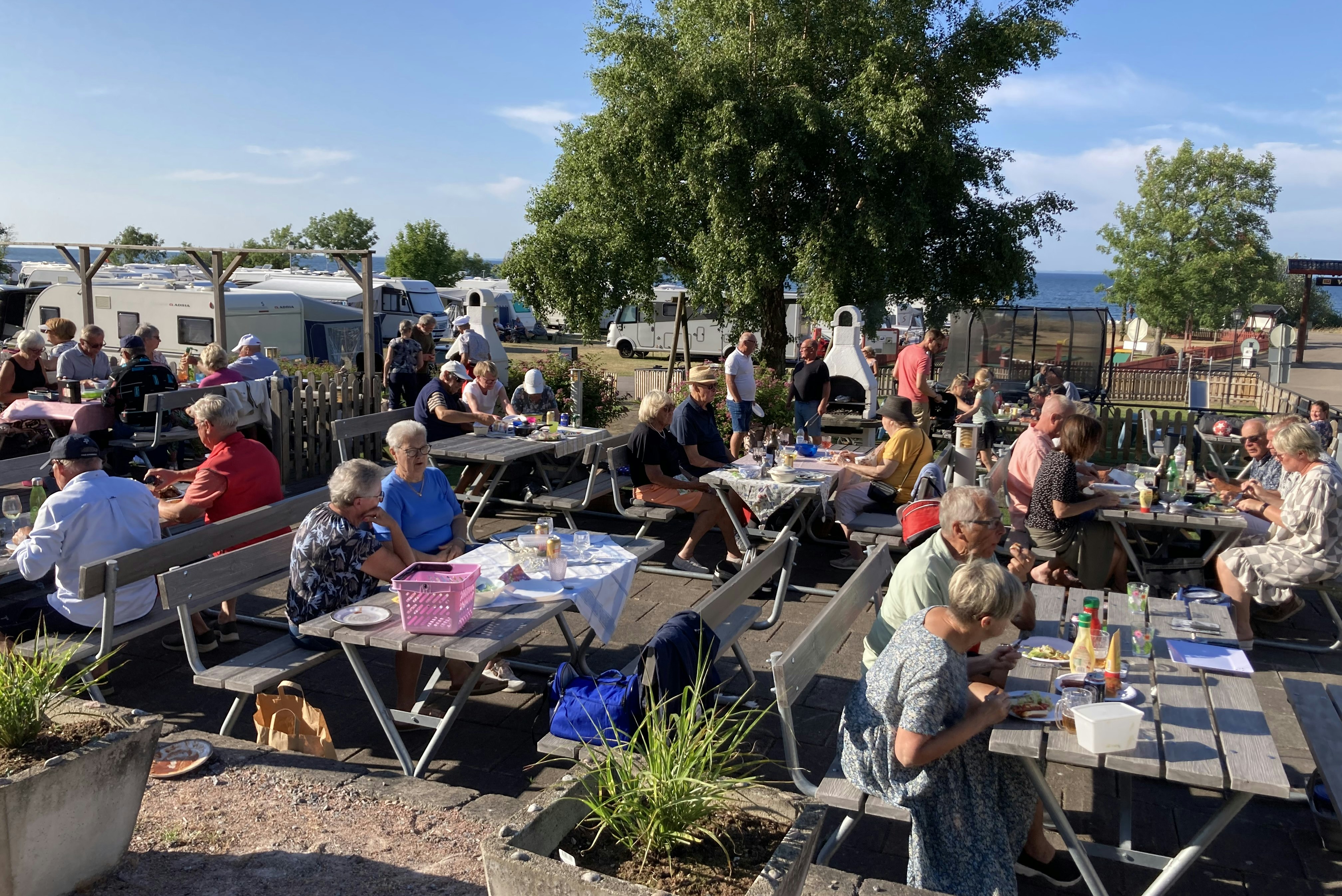 Caravan Club Norrvikens Camping  Norrviccens CC Camping - Camper grillen gemeinsam auf der Terrasse des Campingplatzes