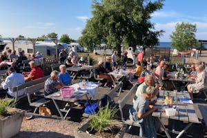 Caravan Club Norrvikens Camping Norrviccens CC Camping - Camper grillen gemeinsam auf der Terrasse des Campingplatzes