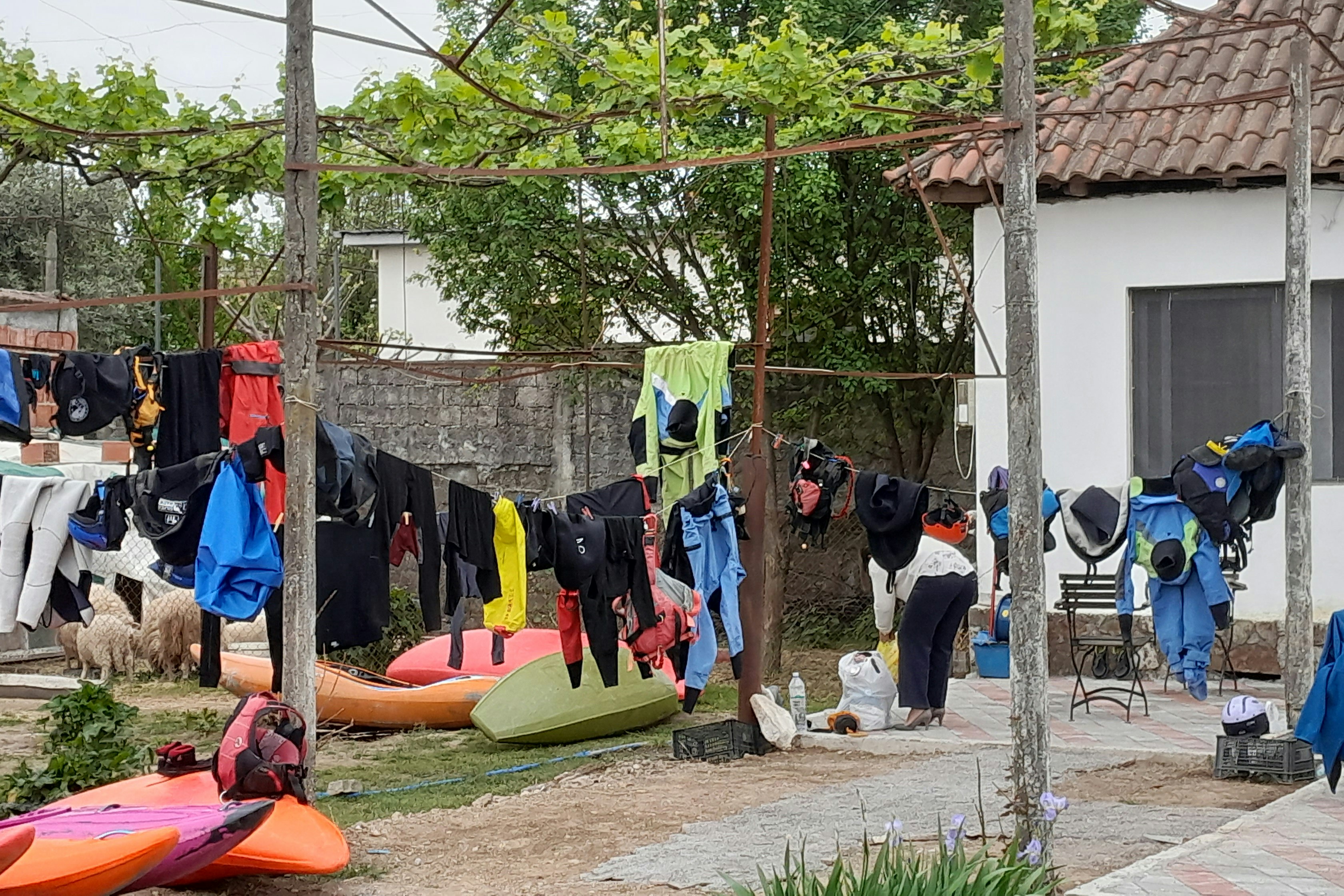 North Gate Guest House & Camping - Terrasse mit Wäscheleinen auf dem Campingplatz