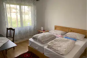 North Gate Guest House & Camping - Zimmer mit Doppelbett auf dem Campingplatz