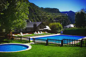 Nou Camping - Poolbereich des Campingplatzes mit Sonnenliege