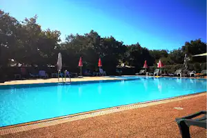 Nuraghe Ruiu - Pool im Freien mit Liegestühlen und Sonnenschirmen