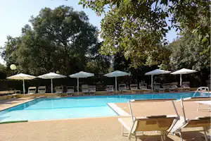 Nuraghe Ruiu - Pool im Freien mit Liegestühlen und Sonnenschirmen