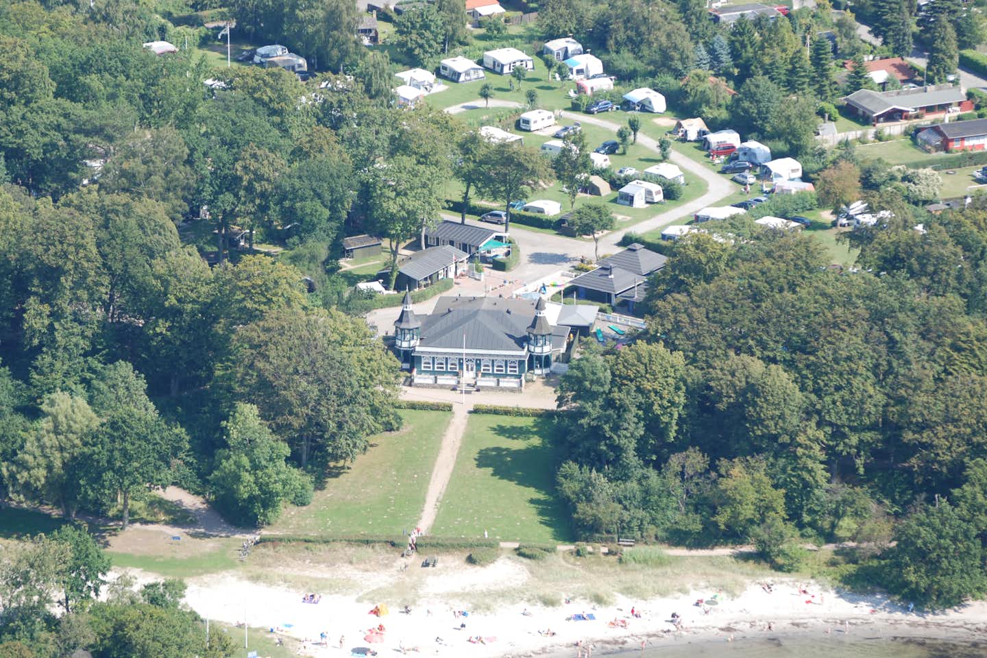 Nysted Strand Camping  -  Luftaufnahme vom Campingplatz mit Strand an der Ostsee