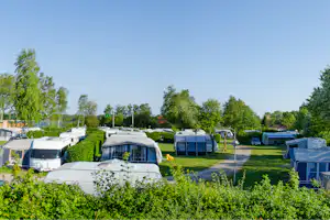 Nysted Strand Camping - Stellplatz vom Campingplatz auf grüner Wiese