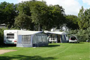 Nysted Strand Camping - Blick auf die Stellplätze im Grünen