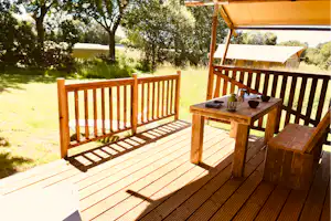 O2 Camping - Blick auf die Terrasse eines Mobilheims