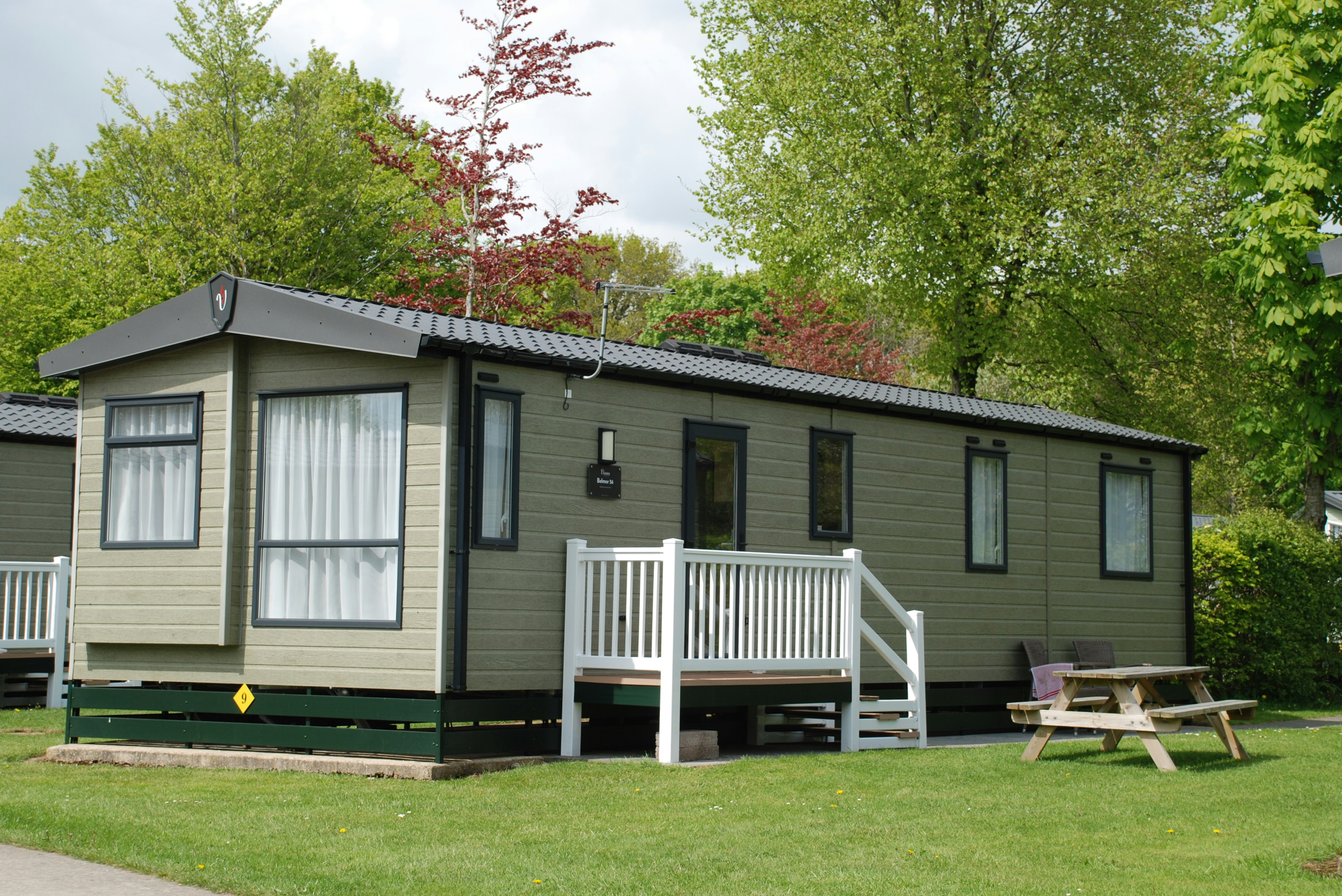 Oakdown Touring & Holiday Home Park  - Mobilheim mit Terrasse auf dem Campingplatz