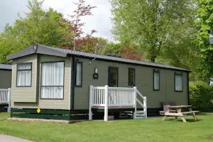 Oakdown Touring & Holiday Home Park - Mobilheim mit Terrasse auf dem Campingplatz