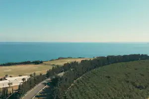 Oasi Park Falconara - Luftaufnahme des Campingplatzes am Meer