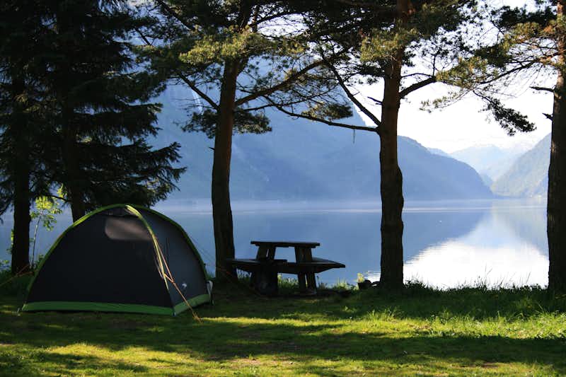 Odda Camping  - Zelt auf dem Campingplatz mit Blick aufden See und die Berge
