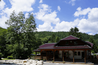 Odenwald-Camping-Park - Umgeben von Wald Rezeption und Sanitärgebäude
