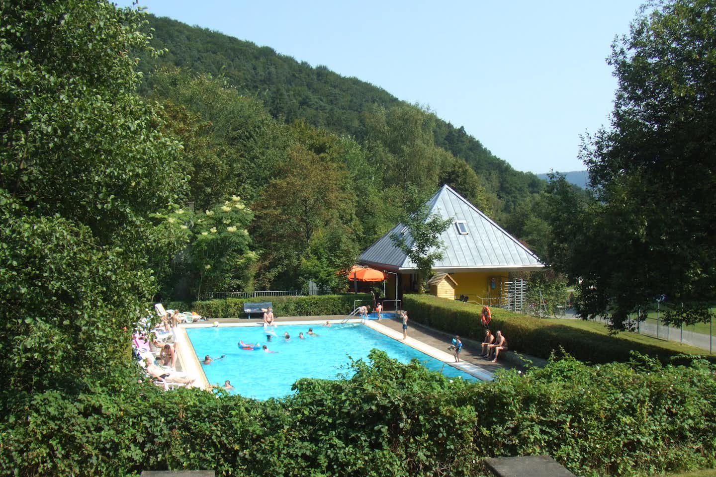 Odenwald-Camping-Park - umgeben von Wald Campingplatz mit Pool