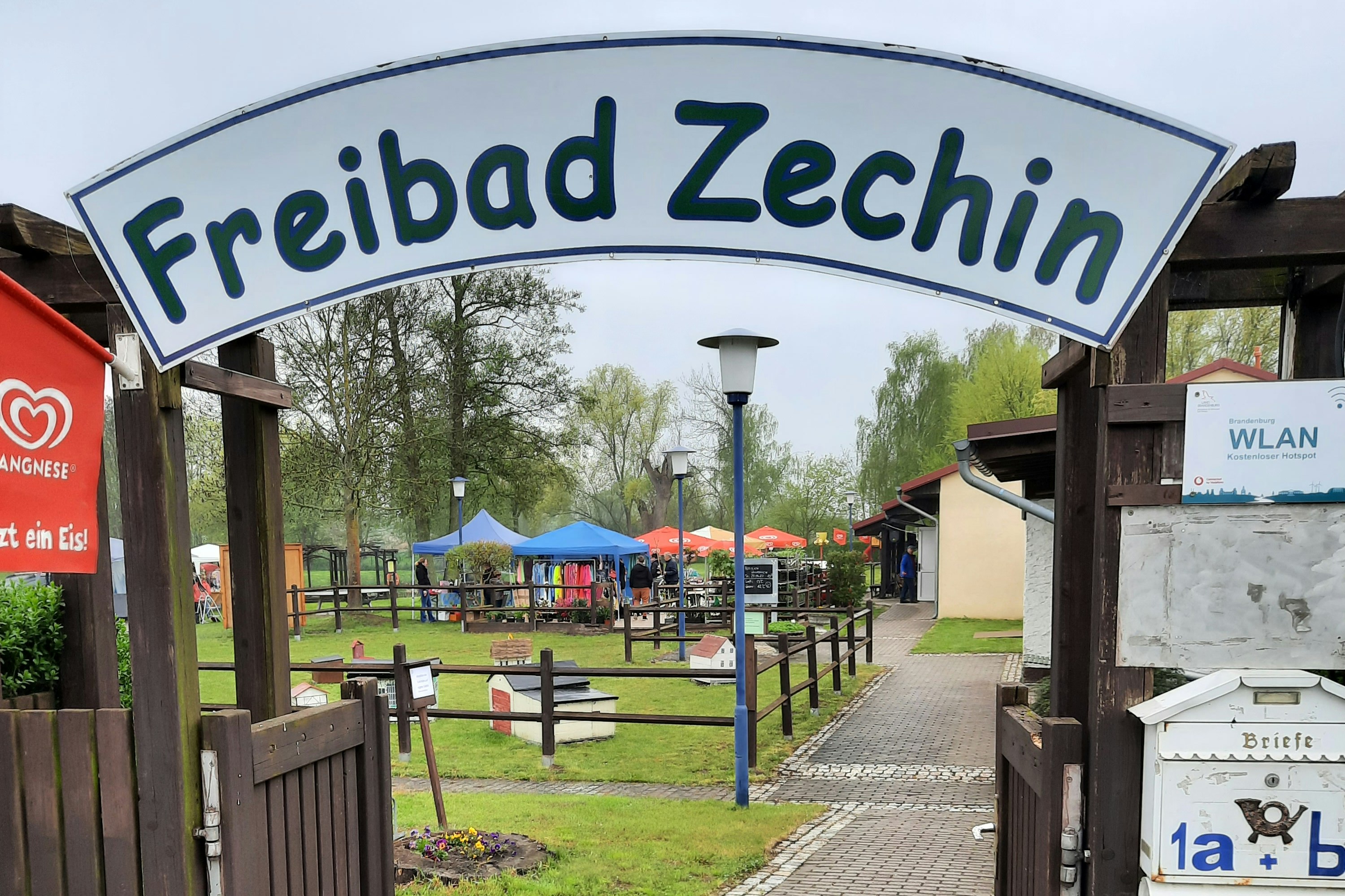 Oderbruch Camp Zechin  - Blick auf den Eingang zum Freibad