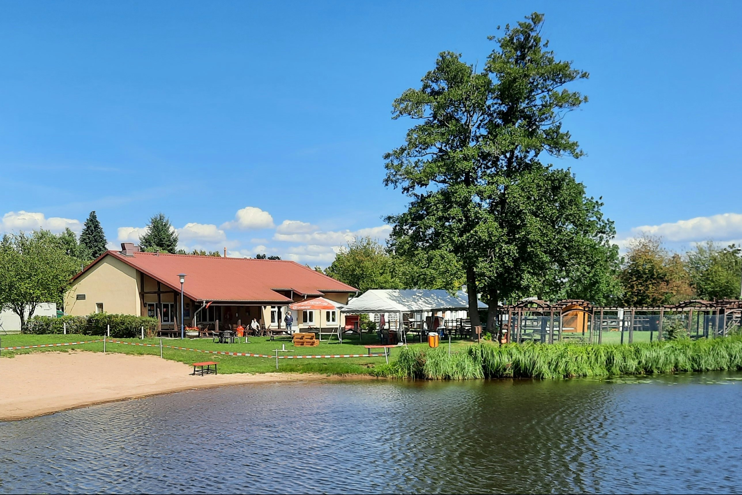 Oderbruch Camp Zechin  - Blick auf den See und das Ufer vor dem Campingplatz