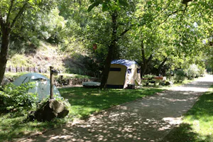 Öko-Park Camping - Zeltplatz vom Campingplatz im Schatten unter Bäumen