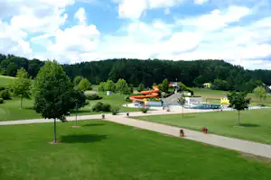 Ölspur-Camping - Pool vom Campingplatz mit Wasserrutsche