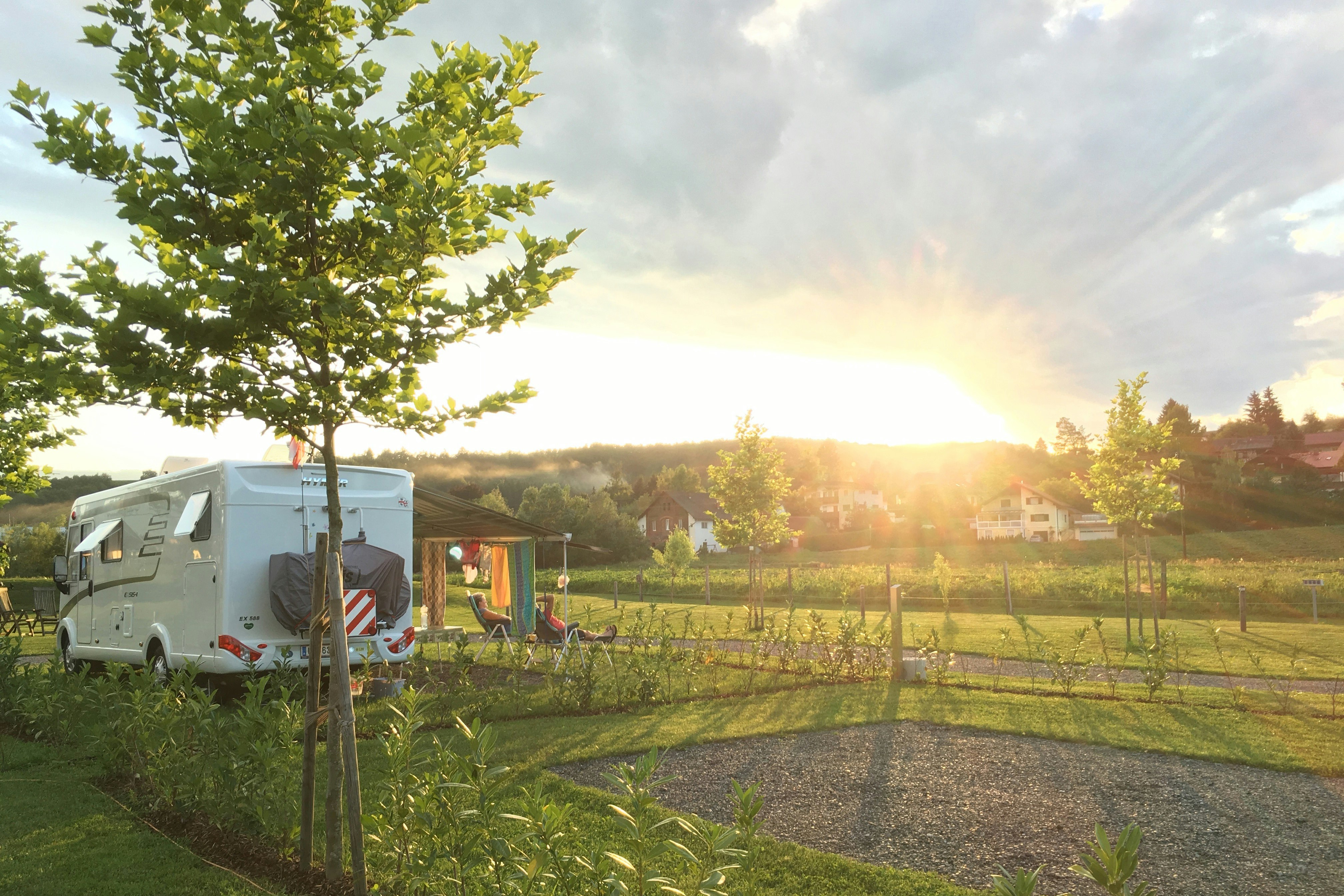 Ölspur-Camping - Wohnwagenstellplatz vom Campingplatz im Grünen mit Blick auf umliegende Landschaft
