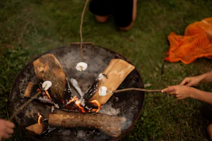 Oetdoor in de Achterhoek - Camper grillen Marshmallows über einer Feuerschale