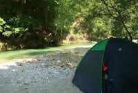 Ötscherland Camping - Stellplätze des Campingplatzes am Ufer des Flusses