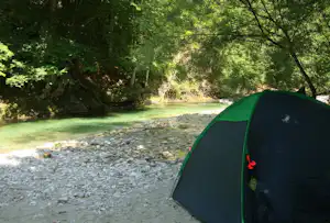 Ötscherland Camping - Stellplätze des Campingplatzes am Ufer des Flusses