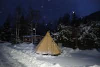 Ötscherland Camping - Tipi-Zelte im Schnee auf dem Campingplatz